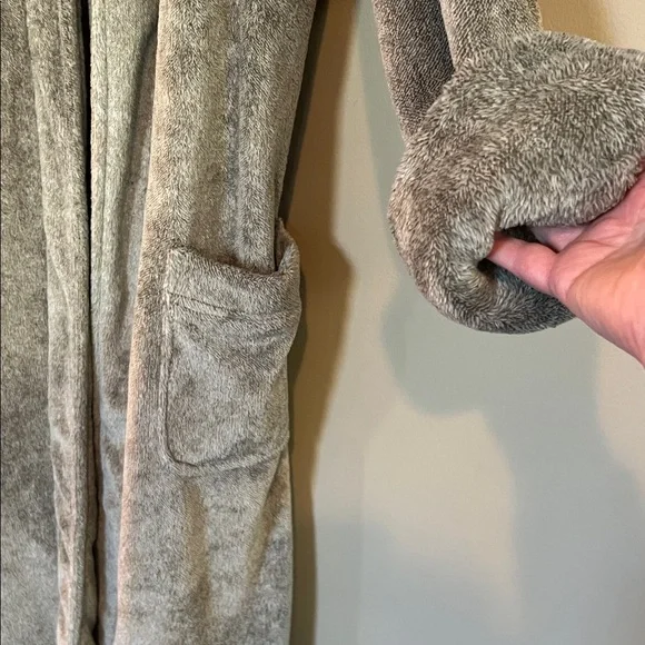 Pottery Barn Plush Gray Green Tan Bathrobe - Picture 3 of 11